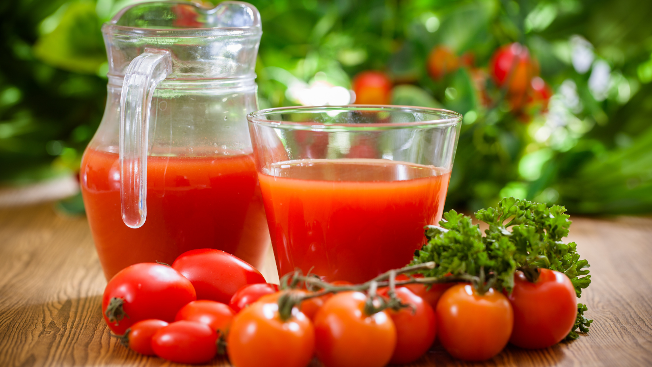 टमाटर जूस के फायदे, बनाने की विधि और स्वास्थ्य लाभ | Tomato Juice Benefits in Hindi 2025